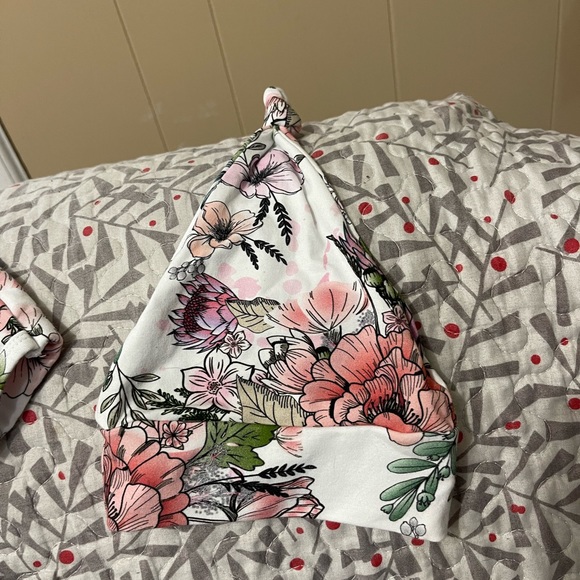 Snuggly jacks: sleep outfit with hat, open bottom can be tied in a knot to close - Picture 2 of 4